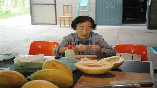 娱乐吃瓜老奶奶,跟随吃瓜老奶奶探寻明星幕后故事