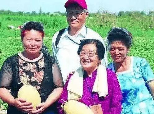 娱乐吃瓜老奶奶,跟随吃瓜老奶奶探寻明星幕后故事